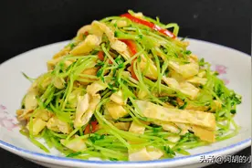 豌豆苗炒鸡蛋：不愧是“菜中香饽饽”！随手一炒，补钾通便特馋人图片