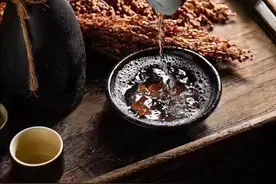 饭局上，从不主动敬酒的人，看似在“摆烂”，实则是人精，多学习图片