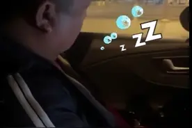 出租车司机凌晨开车，等红绿灯时睡着图片