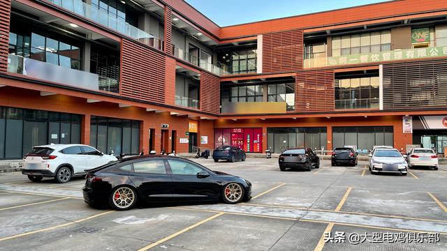黑色特斯拉model3 | 改装气动避震&金色锻造轮毂