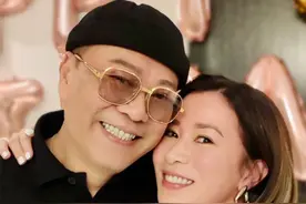 佘诗曼生日喝到满脸通红，搂文颂娴欧阳震华合影，鲍鱼鱼翅摆满桌图片