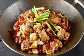 炒鸡这样做才好吃，学会这一招，不柴不腥嫩滑入味，超下饭图片