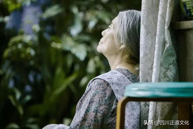 梦见棺材和死人出殡是什么意思（梦见去世的亲人）