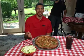 NBA超级大吃货：字母弟一顿狂炫9桶泡面，奥尼尔5分钟吃36根热狗图片