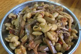 芋头梗别再用来喂猪了，加工一下是很好的下饭菜，给肉都不换图片