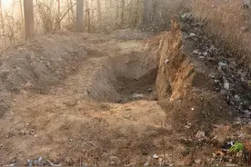 91岁老太太归葬故土，一周后坟墓被挖，子女为何直接推平邻居家？图片