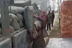 七旬老奶奶独扛30吨水泥，委员提言这就是社保耻辱，就应该这么办图片