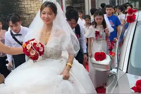 好尴尬！广东一伴郎抢手捧花，伴娘全部躲开了：不懂他抢来干嘛？图片