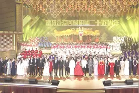 香港回归文艺晚会：三代男神合唱，勤深深云现身，成龙谭咏麟撑场图片