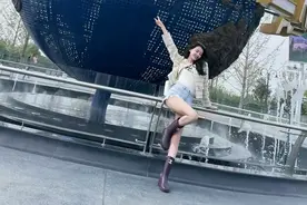 孙怡官宣离婚后旅行散心，与闺蜜环球影城嗨玩，单身生活丰富多彩图片