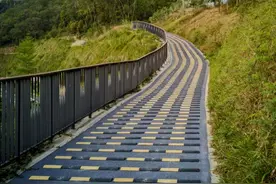 深圳一绿道现“搓衣板式”减速带，网友直呼“反人类”，官方回应图片