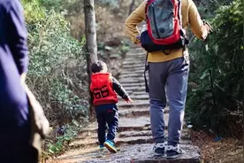 浙江男孩景区尿尿被机长夫妇指责，母亲与其厮打坠崖，判了图片