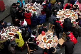 黑龙江小伙和爷爷回村吃席，本来瞧不上村席，吃完之后竟说没白来图片