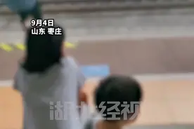 网传一年轻男子跳下站台被火车轧车底？高铁站回应：是乘客，已被120送走，铁路公安已介入调查图片