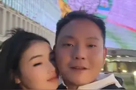 中国小伙国外偶遇美女，相恋5天对方不放他回国，真爱还是有所图图片