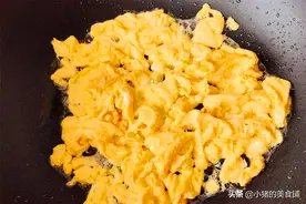 炒鸡蛋别忘这两种配料，简单炒一炒，香味四溢还不腥图片