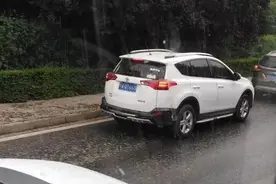 电闪雷鸣，大雨滂沱图片