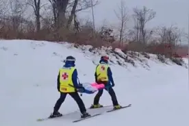 救援队滑着雪就把人给抬下山了？网友：最“丝滑”的一次救援图片