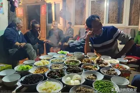 河南大叔来内蒙赴宴，随礼五百，喝光整瓶茅台，同桌人：直跺脚图片