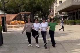 王琳上海街头热舞，穿紧身衣显露好身材，却因未戴口罩遭质疑？图片