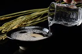 同样是装酒容器，“玻璃瓶”和“陶瓷瓶”有啥区别？看内行人咋说图片
