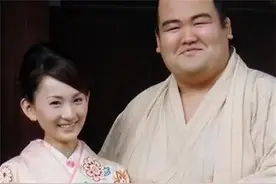 日本美女抢着嫁“大胖子”相扑手图什么？除了钱，有个“小秘密”图片