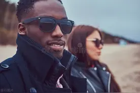 七十岁奶奶爱上二十多岁非洲小伙，并表示：他是我的白马王子图片