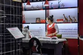 海底捞大撤退，闭店300家，年薪百万的店长还会有吗？图片