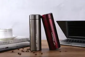 塑料杯与不锈钢杯子，曾被曝光有有毒物质，哪种杯子更加安全呢？图片