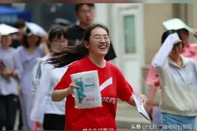 考试结束考生笑着冲出考场,还记得你走出高考考场的心情吗？图片