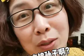 女子接孩子放学被误认奶奶，当事人：会酌情采纳网友建议，被当反面教材打广告很生气图片