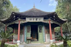 人教社《三顾茅庐》注释篡改《三国演义》，又篡改《出师表》图片