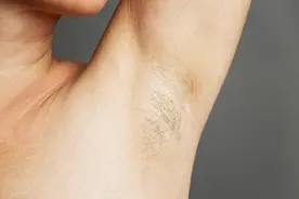 女性腋毛到底要不要刮掉？提醒：这种情况下，还是刮掉比较好图片