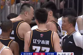 慢镜回看孙铭徽惹怒韩德君的动作有多坏,气得韩德君将其推出3米远图片