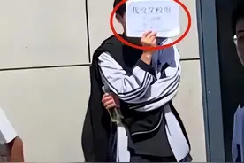 高中生被老师要求食堂门口罚站，只因没穿校服，网友：有所不妥图片