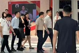 三巨头相聚，雷军穿牛仔裤，刘强东身材挺拔，董明珠白裙优雅图片