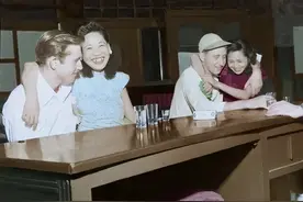 1949年，美国驻上海士兵在酒吧与中国女性互动照片，样子真够丑的图片