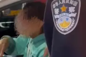 “我手动不了了，快救救我！”深夜，年轻小伙向民警求救...图片