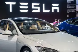 特斯拉发布新功能：可以让车主把特斯拉汽车变成扩音器图片