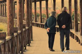 为什么越孝顺的孩子越悲惨，为了孝顺父母拖垮自己，到底值不值呢图片