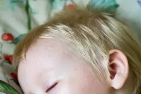 宝宝睡觉老出汗，原因没你想的那么简单，尤其有这些症状要注意图片