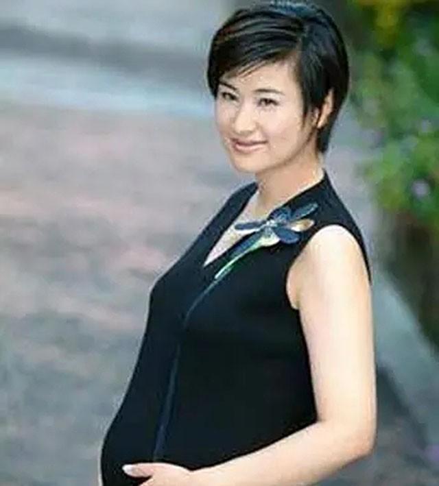 吴小莉：从“港漂”到华人女性杰出代表，缘何嫁大自己25岁老公？