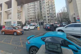 私家车故意堵门，车主“不接电话”？西青警方：拖车、拘留！图片