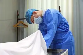 95后入殓师：在太平间干久了看油漆印都像血，为练胆和尸体睡一起图片