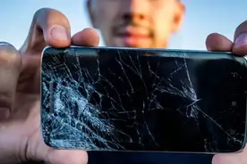 “妈呀好崩溃，手机屏坏了，要换吗？”当然！里边的道道可多了图片