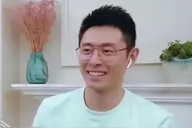 买超与美女一起去酒吧，女方近照酷似网红脸，发现偷拍后刻意避嫌图片