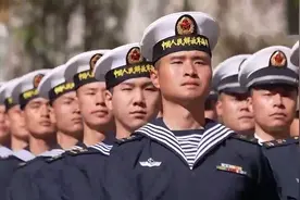 穿水兵服的他们戴上勋表，更帅了！图片