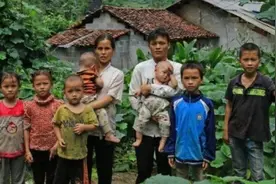 韦国则，90后贫困户，和老婆在深山生9孩，称再穷也不会送养小孩图片