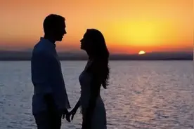 当女人说我要先睡觉时，你别再傻傻说“晚安”图片