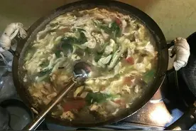 徐州夏日，这些东西百吃不厌：面筋汤、烙馍、马蜂菜窝窝、鸡蛋蒜图片